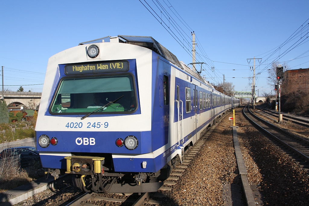 4020 245-9 am 03.Dezember 2016 bei der Hst. Siemensstrasse.