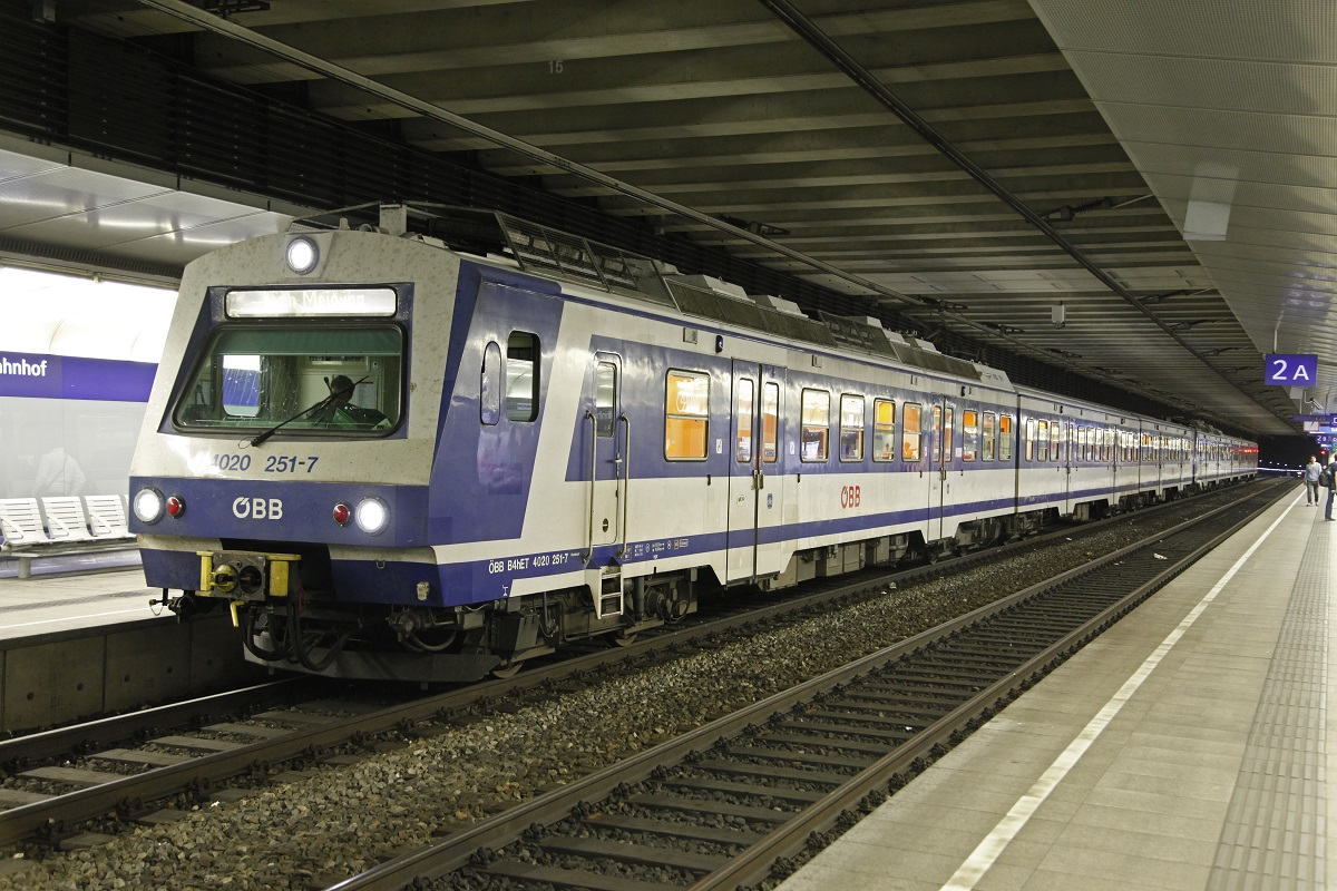 4020 251 als Schnellbahnzug in der Haltestelle Wien Hbf. S-Bahn am 28.09.2016.