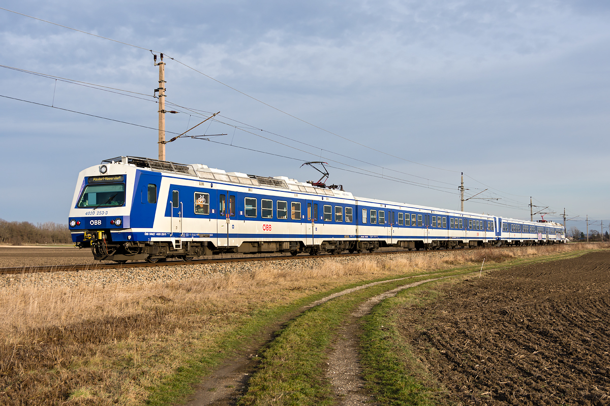 4020 253, unterwegs als S Bahn 21554 nach Absdorf-Hippersdorf. Die Aufnahme entstand am 15.01.2019 kurz nach Stockerau.