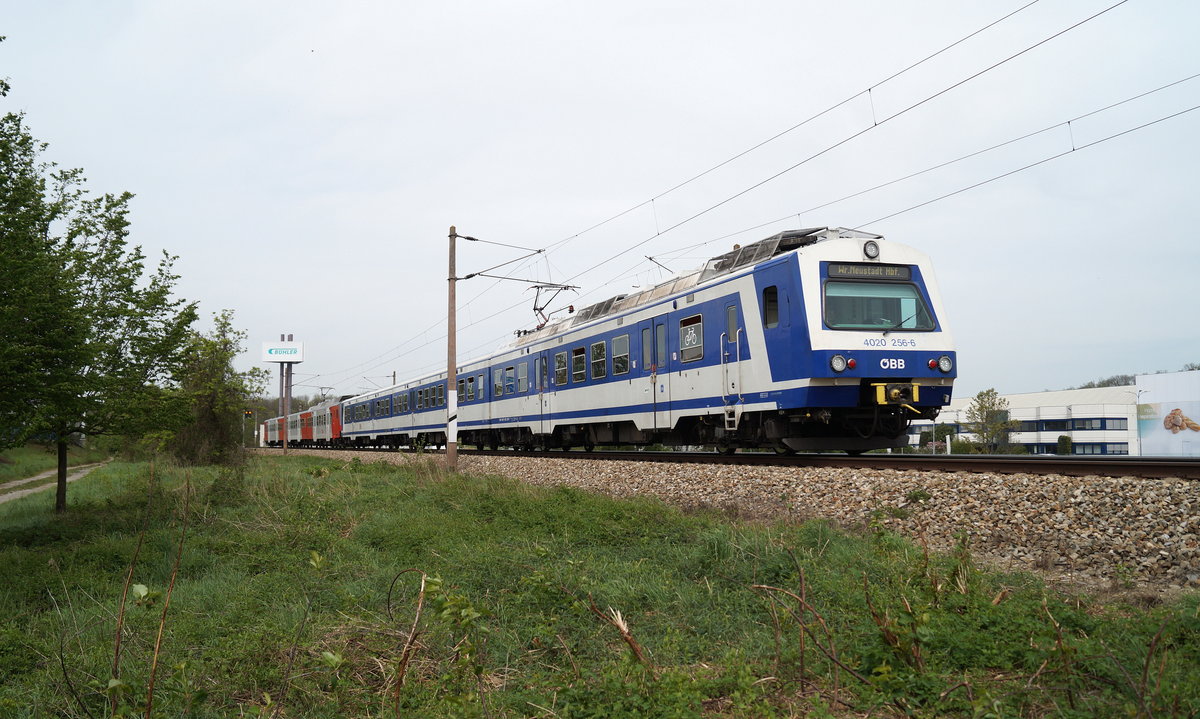 4020 256-6 und ein weiterer 4020 als S 3 (Hollabrunn - Wr. Neustadt Hbf) bei Leobendorf-Burg Kreuzenstein, 26.04.2019.