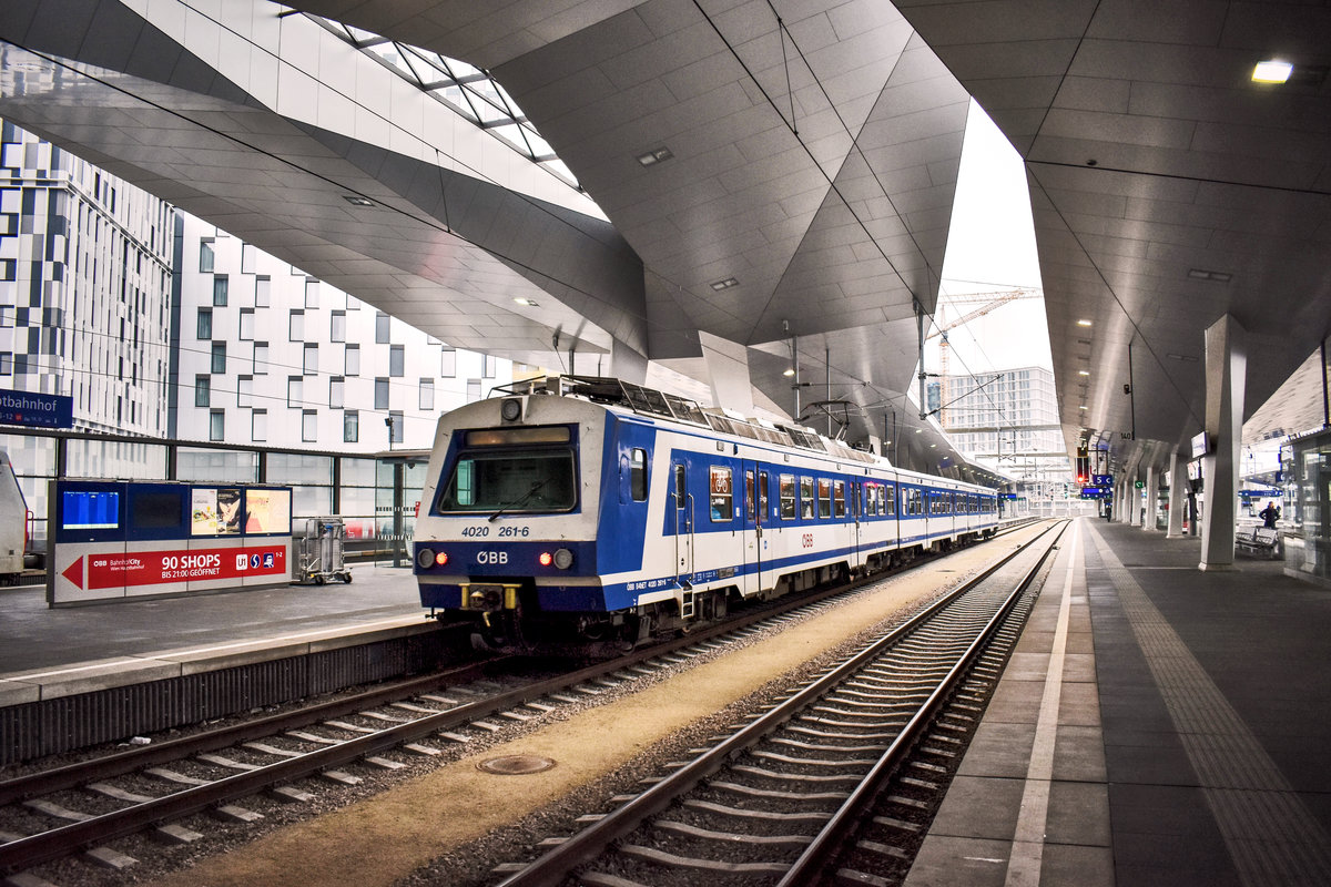 4020 261-6 fährt als S80 25032 (Wien Hütteldorf - Wien Erzherzog-Karl-Straße), aus Wien Hbf aus.
Aufgenommen am 23.11.2018.