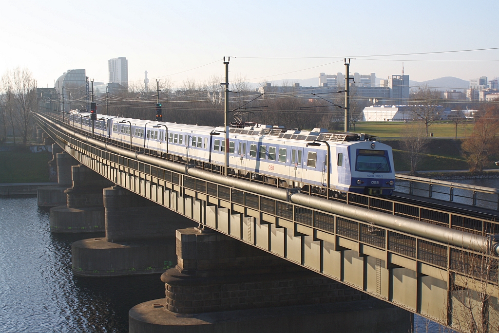 4020 268-1 fährt am 14.Dezember 2013 kurz vor der aufgelassenen Hst. Strandbäder über die Donaubrücke.