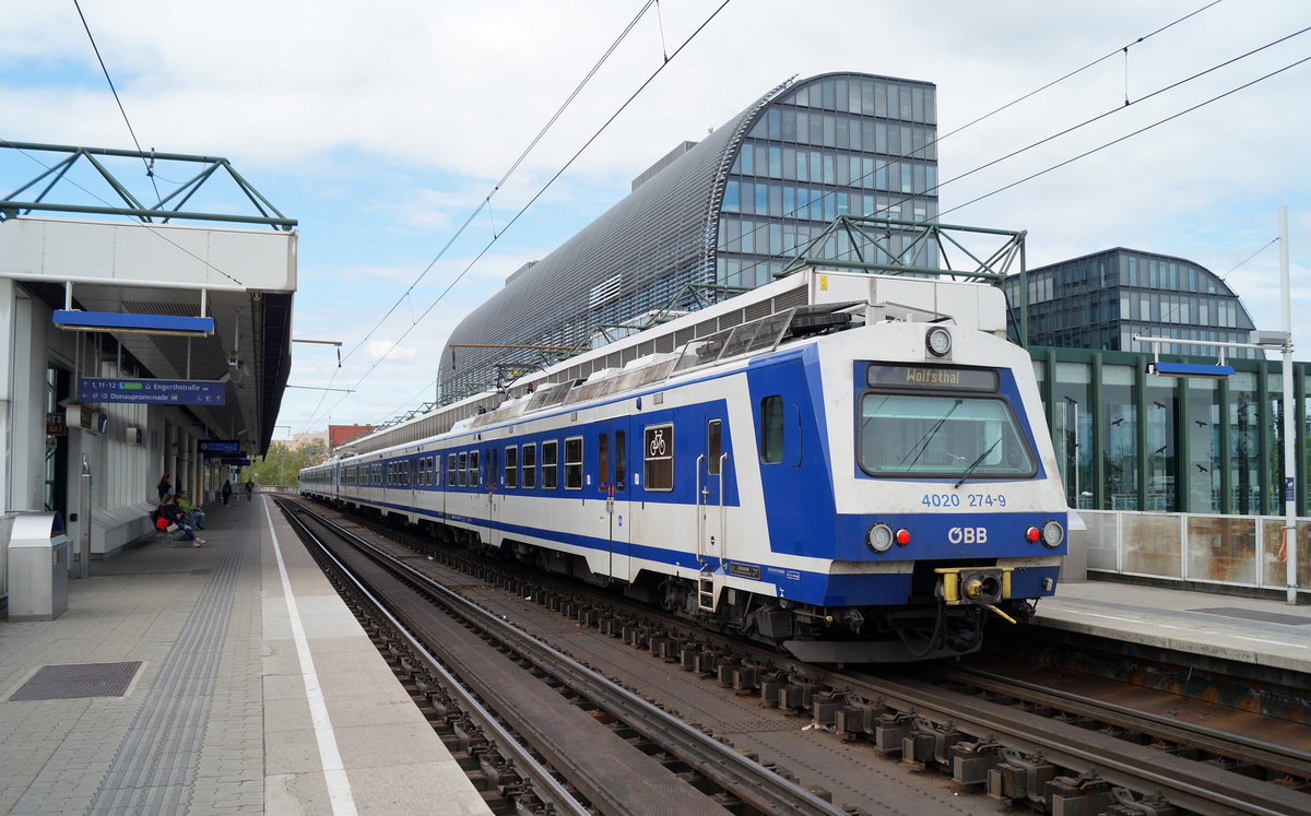 4020 274-9 und 4020 288-9 verlassen gemeinsam als Zug 27405 (S7) auf der Fahrt von Wolkersdorf im Weinviertel nach Wolfsthal den Bahnhof Wien Handelskai auf Bahnsteig 1, 27.04.2019.
