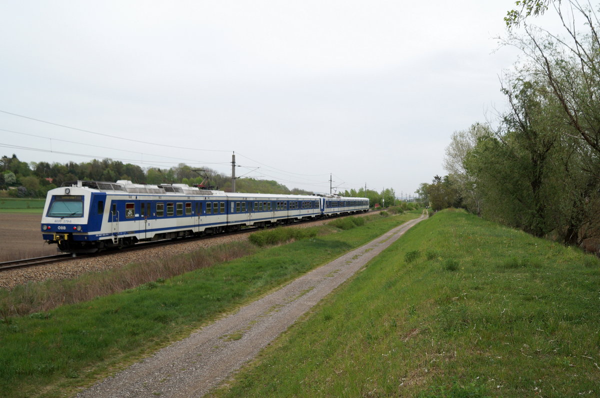 4020 279-8 und ein weiterer 4020 fahren als S 4 (29569) auf dem Weg von Absdorf-Hippersdorf nach Leobersdorf kurz nach Hausleiten bei Stockerau in Richtung Wien, 26.04.2019.