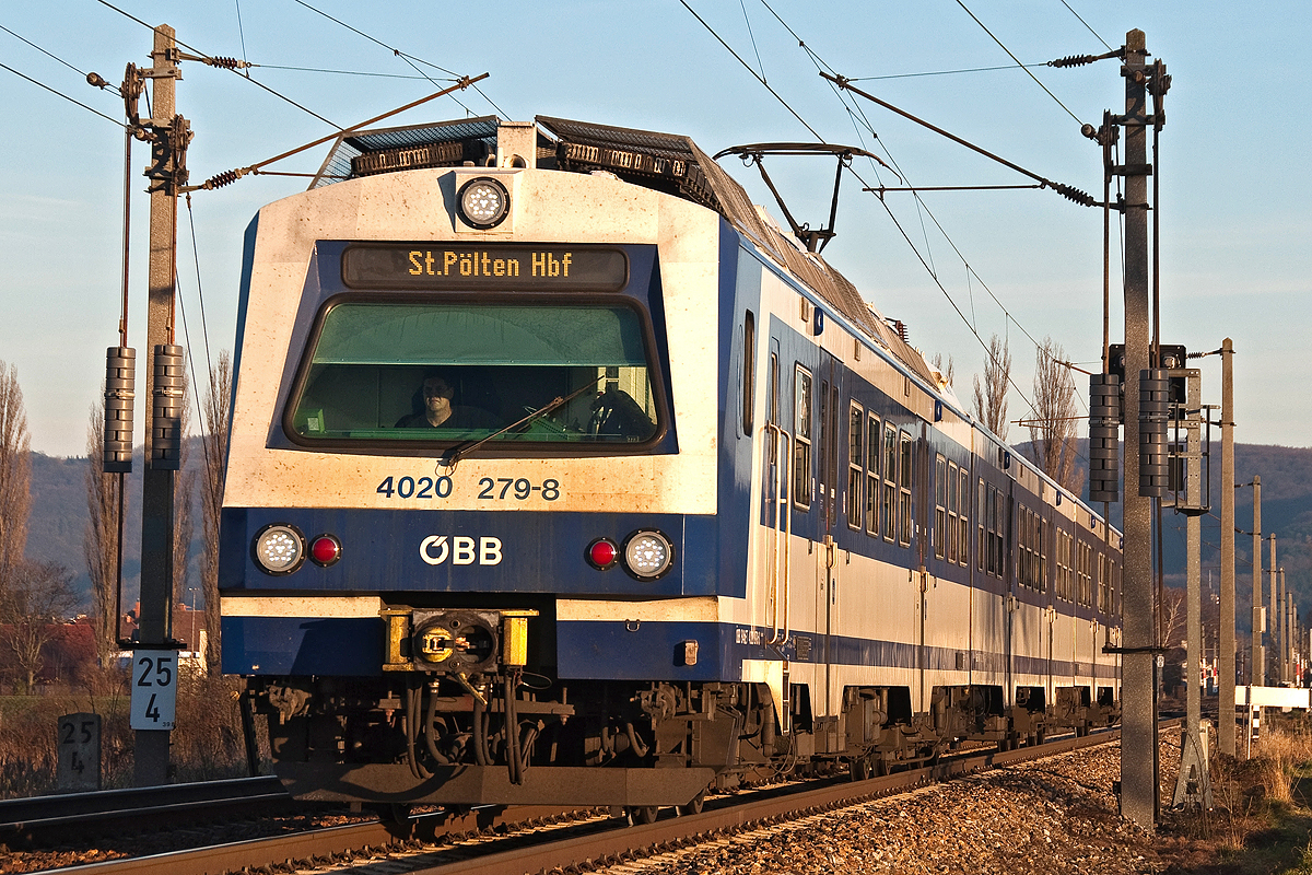 4020 279 unterwegs als S-Bahnzug 21038 von Wien FJB nach St. Pölten Hbf. Die Aufnahme entstand am 04.12.2015 zwischen Zeiselmauer-Königstetten und Muckendorf-Wipfing.