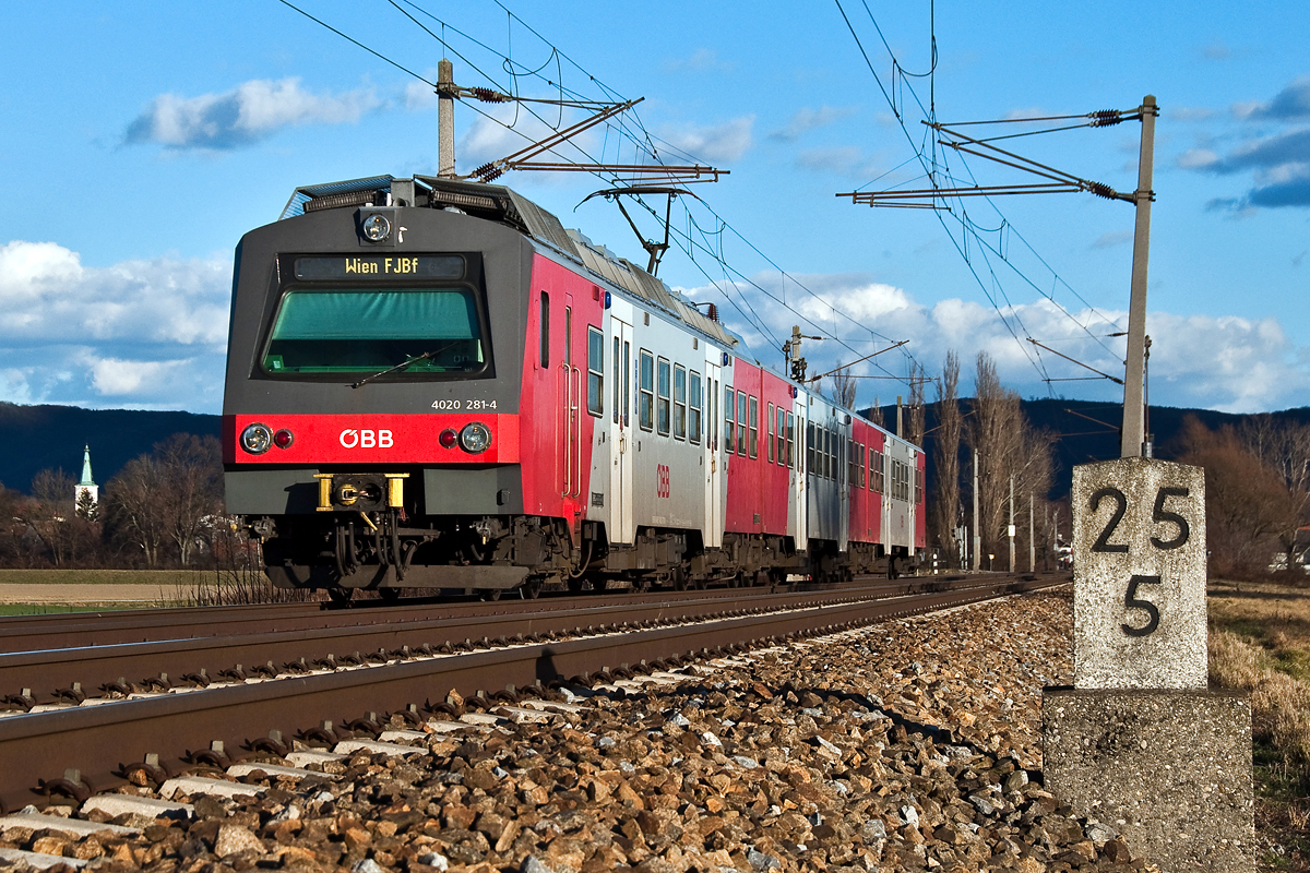 4020 281, unterwegs nach Wien FJB, am sonnigen Abend des 14.02.2014, kurz vor Königstetten-Zeiselmauer.