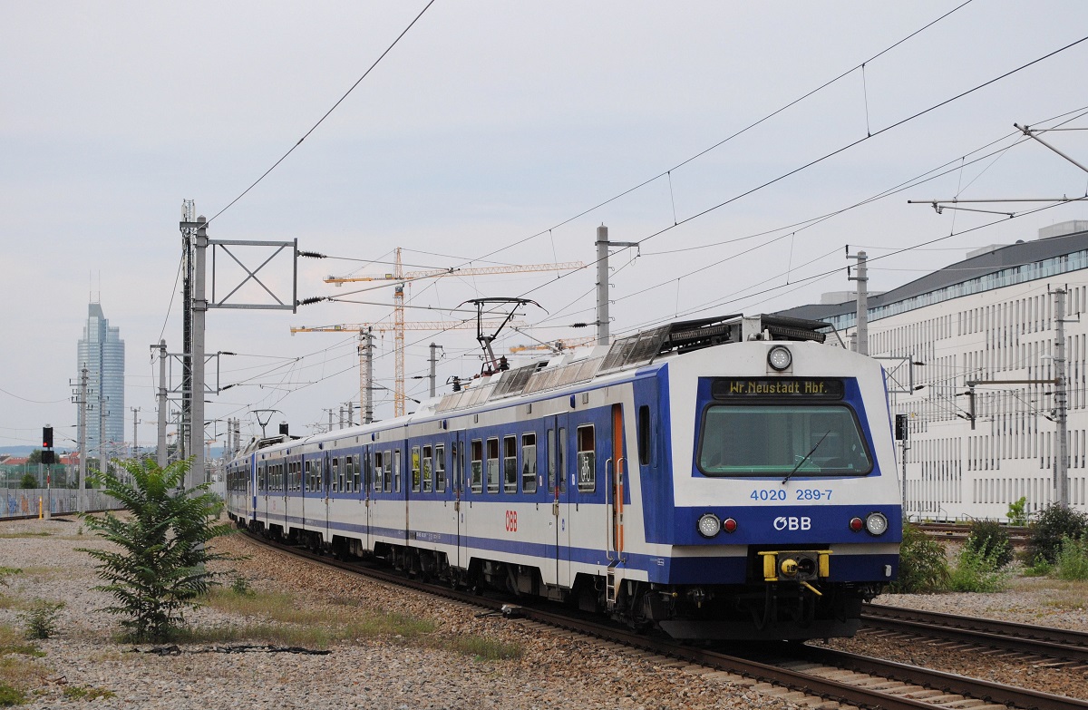 4020 289 + 4020 275 als S1 nach Wiener Neustadt/ Hbf. bei der Einfahrt in Wien - Nord/ Praterstern. (14.08.2020)