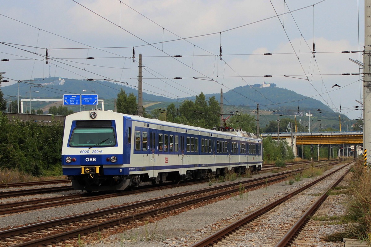 4020 292 als 20609 von Wien H�tteldorf (Hf) nach Wien Handelskai (Hak), hier bei der Durchfahrt des Bahnhof Wien Brigittenau (Wv). Hintergrund zum sehen sind Kahlenberg (links im Bild) und der Leopoldsberg (rechts im Bild); am 25.08.2013 