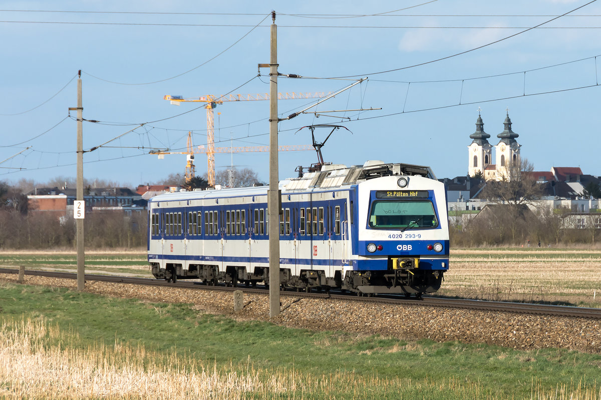 4020 293 ist als S Bahnzug 21046 von Wien Franz Josef's Bahnhof nach St. Pölten unterwegs. Die Aufnahme entstand kurz nach den Aufenthalt in Tulln Stadt.
