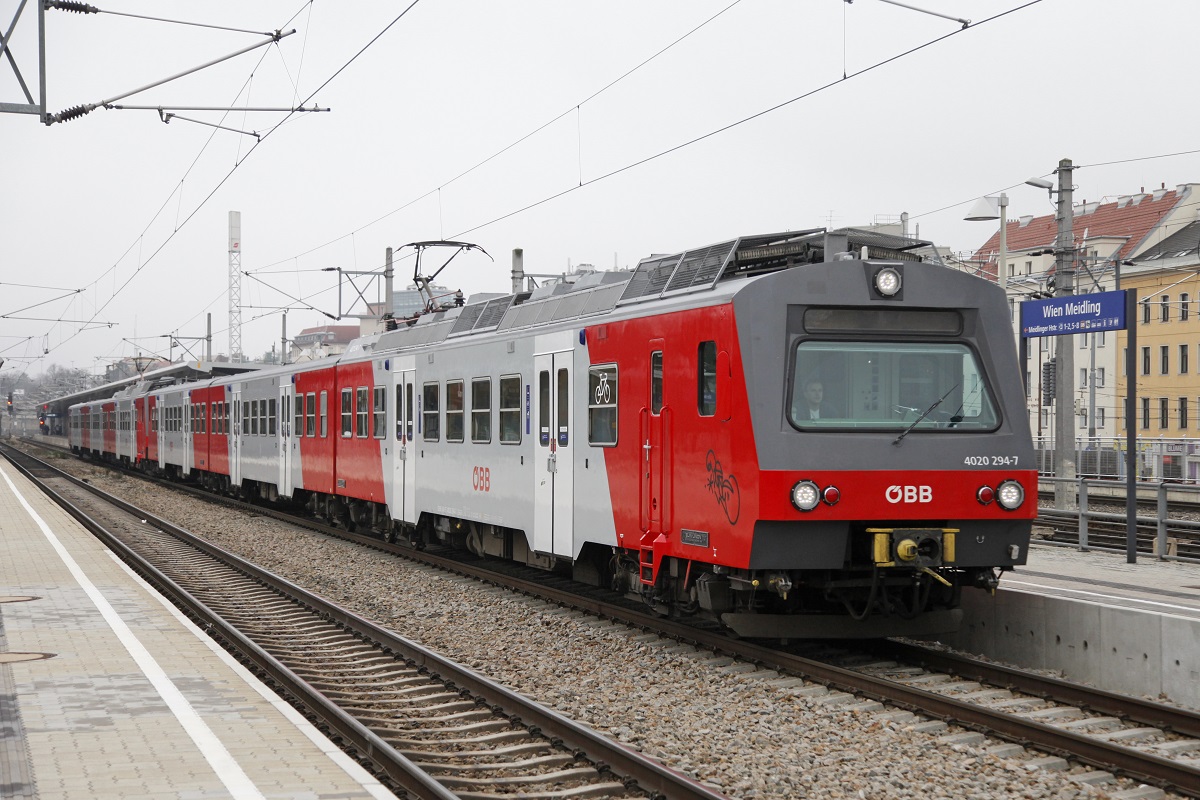 4020 294 + 4020 315 in Wien Meidling am 9.12.2015.