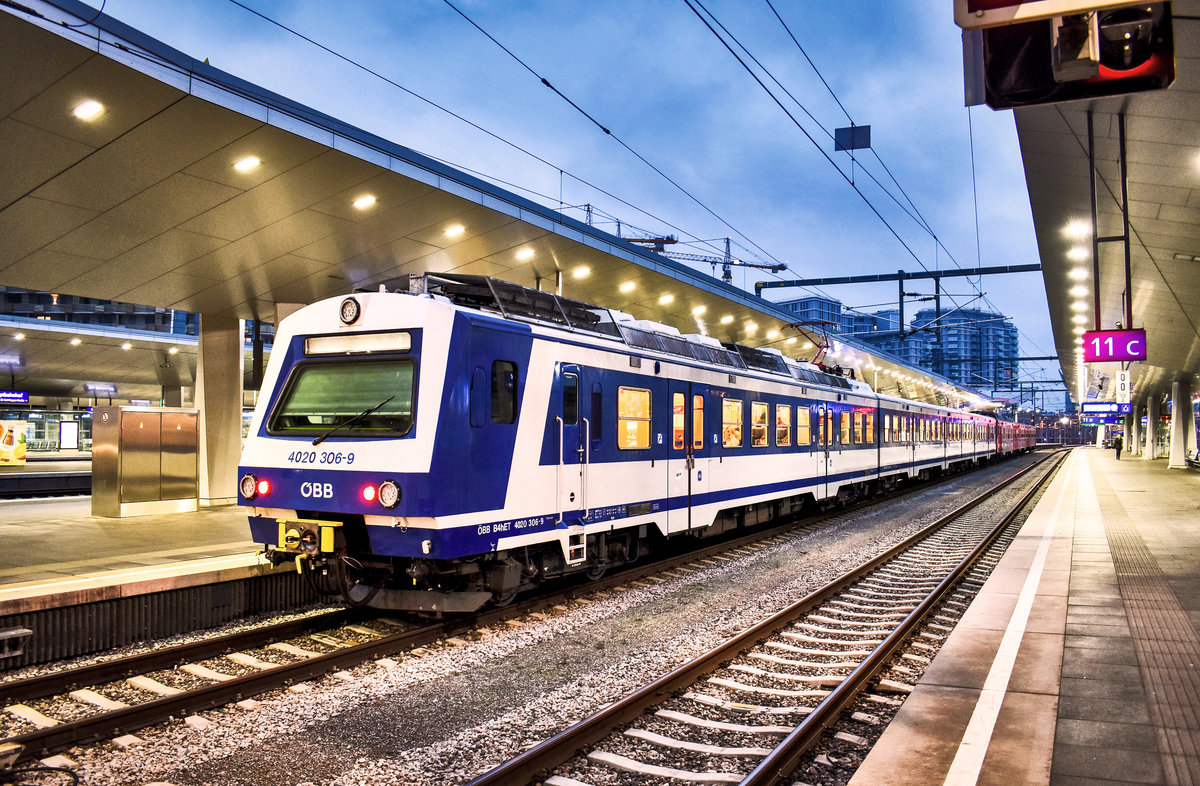 4020 306-9 und 6020 308-0 warten in Wien Hbf, als REX 9405, auf die Abfahrt nach Hegyeshalom.
Aufgenommen am 23.11.2018.