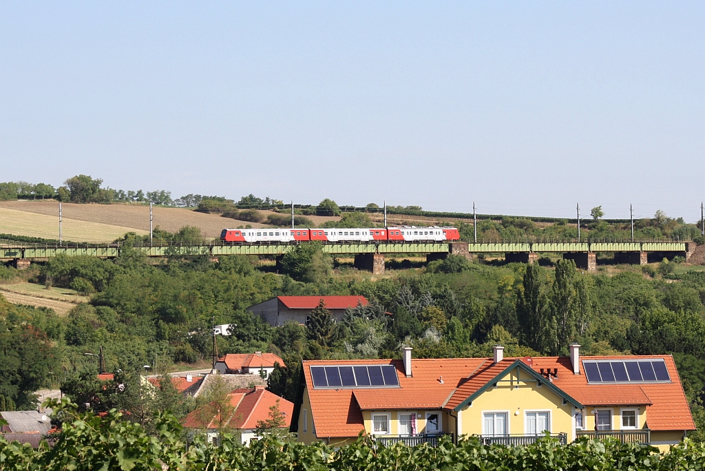 4020 317-6 am 29.August 2015 als R 2162 auf der Hangbrücke bei Limberg-Maissau.