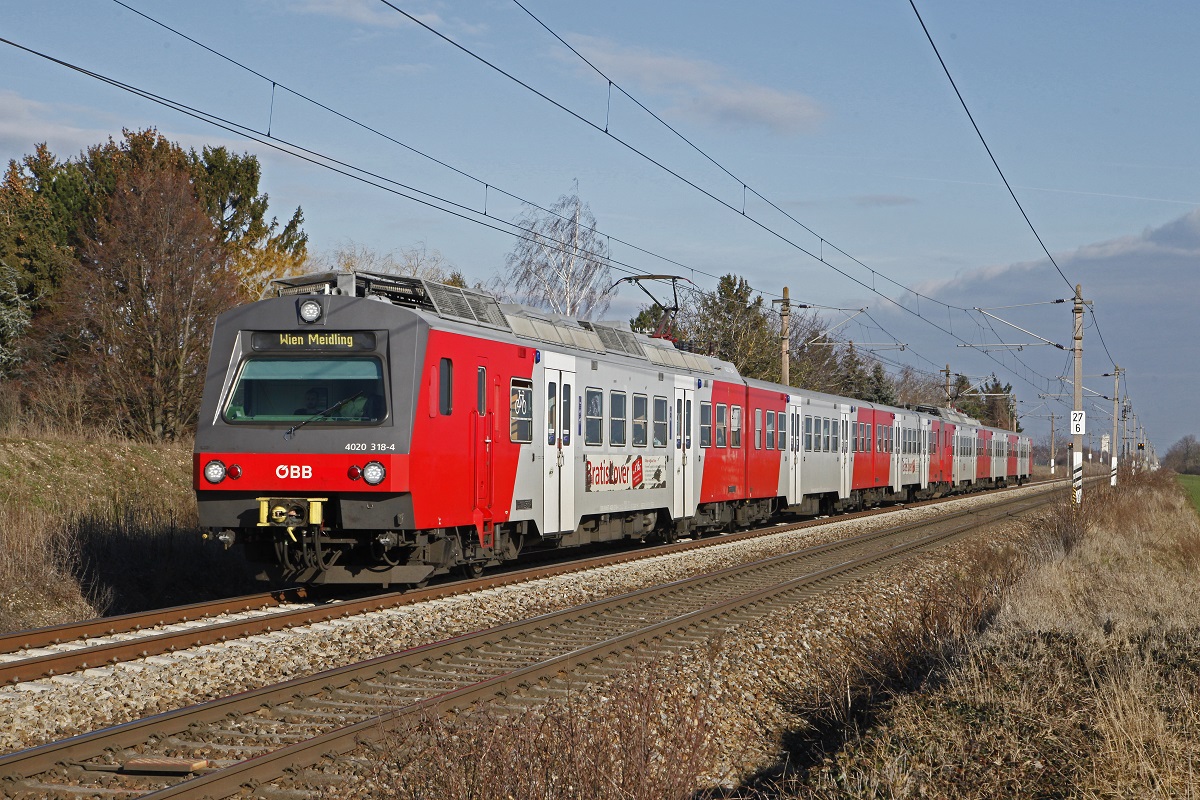 4020 318 + 4020.... als Schnellbahnzug kurz vor der Haltestelle Silberwald am 31.01.2018.