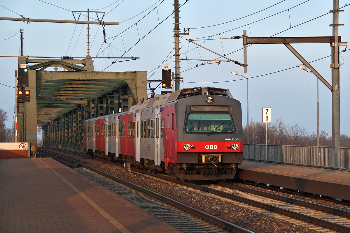 4020 320 rollt im letzten Sonnenlicht dieses Februarnachmittages durch Wien Praterkai. Die Aufnahme entstand am 17.02.2015.