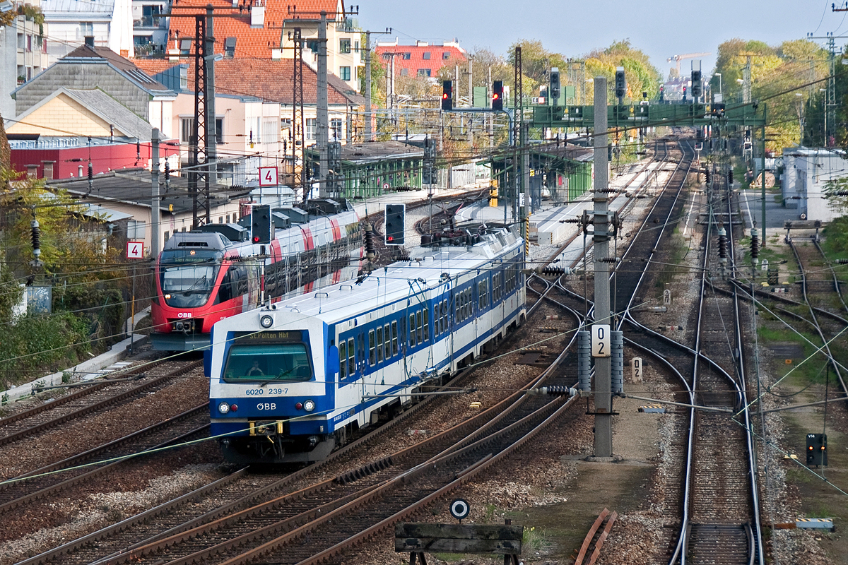 4020 fährt nach St. Pölten Hbf. und 4024 nach Wien Hütteldorf. Die Aufnahme entstand am 26.10.2015 in Wien Penzing.