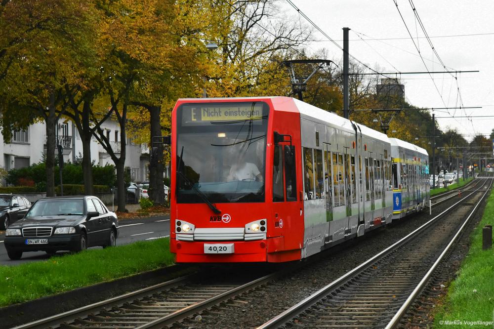 4020 wurde die KVB-Eigenwerbung  Klimawandel Wüste  entfernt. Hier zu sehen wieder im aktuellen KVB-Farbschema auf der Aachener Straße am 09.11.2019.