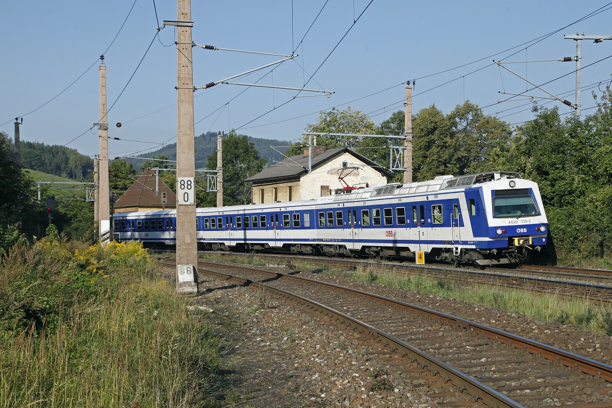 4020.239 fährt am 8.09.2016 in den Bahnhof Eichberg ein.