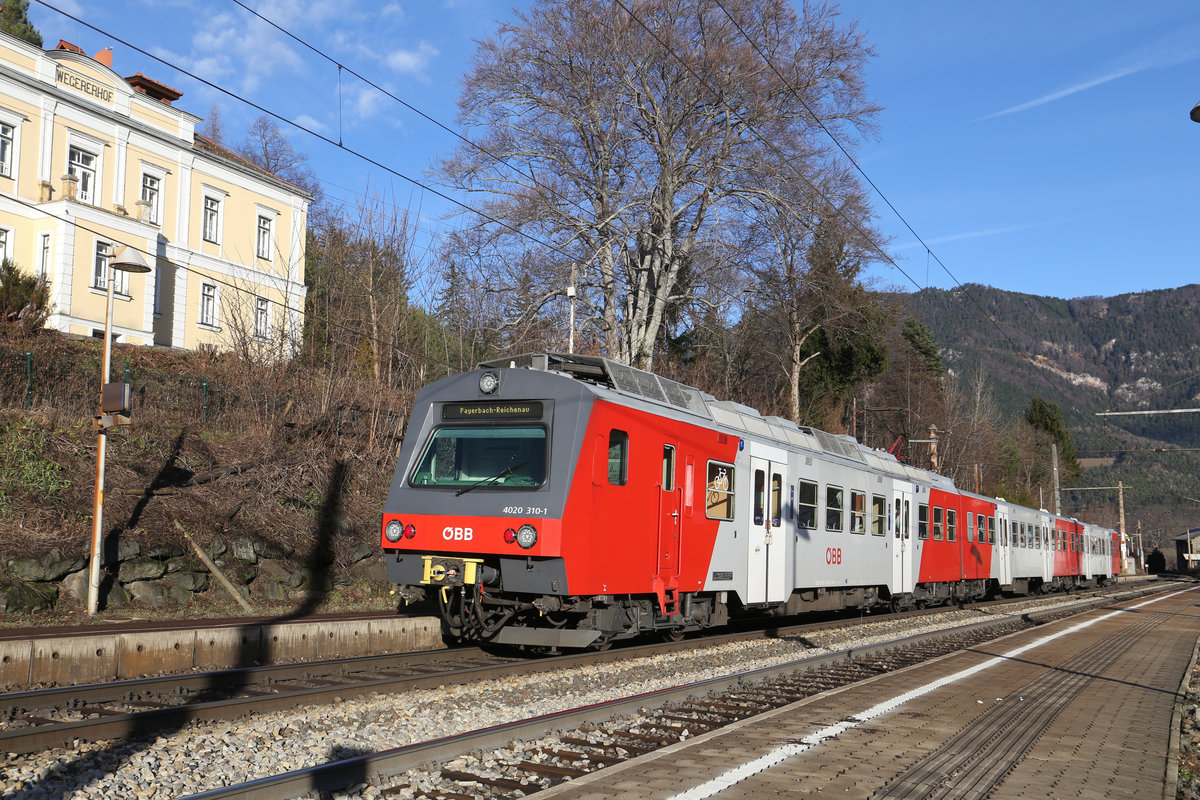 4020.310 hält als Reg. vor der ehemaligen Pension  Wegererhof  in der Hst.Küb am 6.1.18