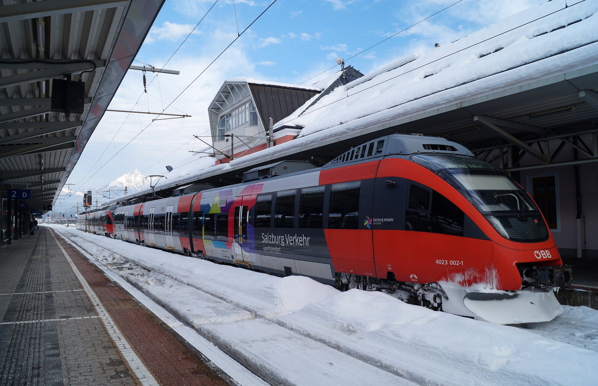 4023 002-1 und 4024 035-0 stehen gemeinsam als REX 1521 nach Schwarzach-St. Veit im Ausgangsbahnhof Wörgl Hbf und warten auf Abfahrt, 27.01.2019.