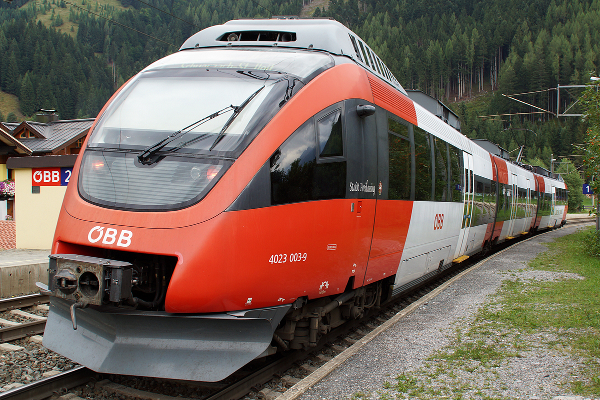4023 003-9 nach Schwarzach St. Veit steht im Bahnhof Leogang-Steinberge und wartet auf die Abfahrt Richtung Saalfelden am 20.08.2013