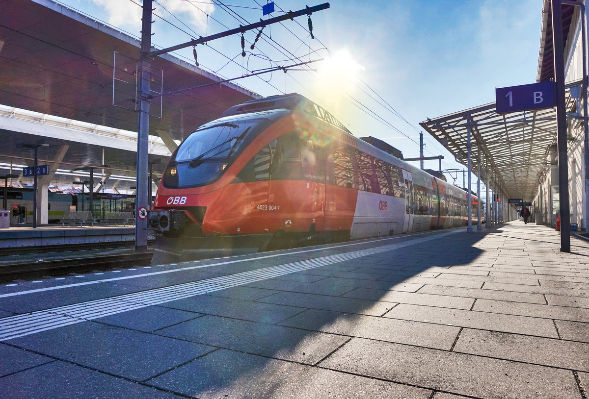 4023 004-7 wartet in Salzburg Hbf, auf die Abfahrt als S2 3061 nach Straßwalchen.
Aufgenommen am 29.12.2016.