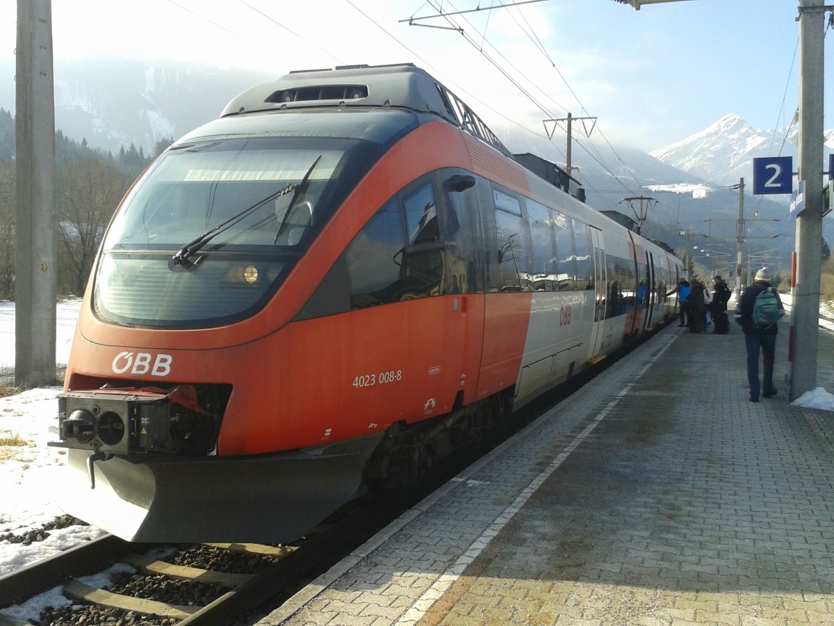 4023 008-8 als R 4857 (Lienz - Spittal-Millstättersee) am 13.2.2015 beim Halt im Bahnhof Greifenburg-Weißensee.