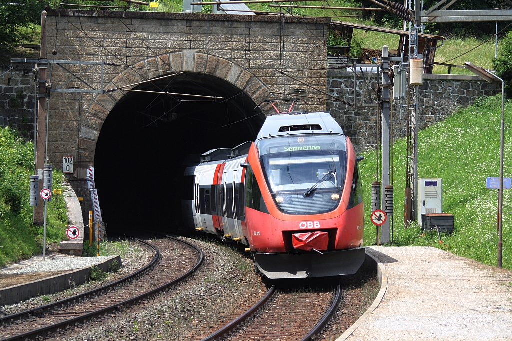 4023 011-2 fährt am 12.Juli 2015 als R 2957 aus dem Wolfsbergtunnel kommend in die Hst. Wolfsbergkogel ein.