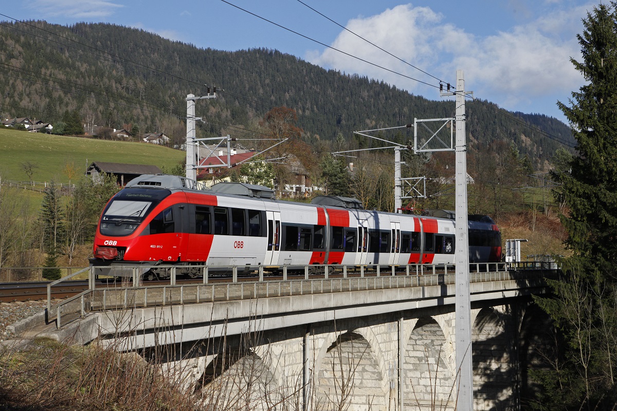 4023 011 befährt am 21.11.2016 den Holzergrabenviadukt nahe Steinhaus.