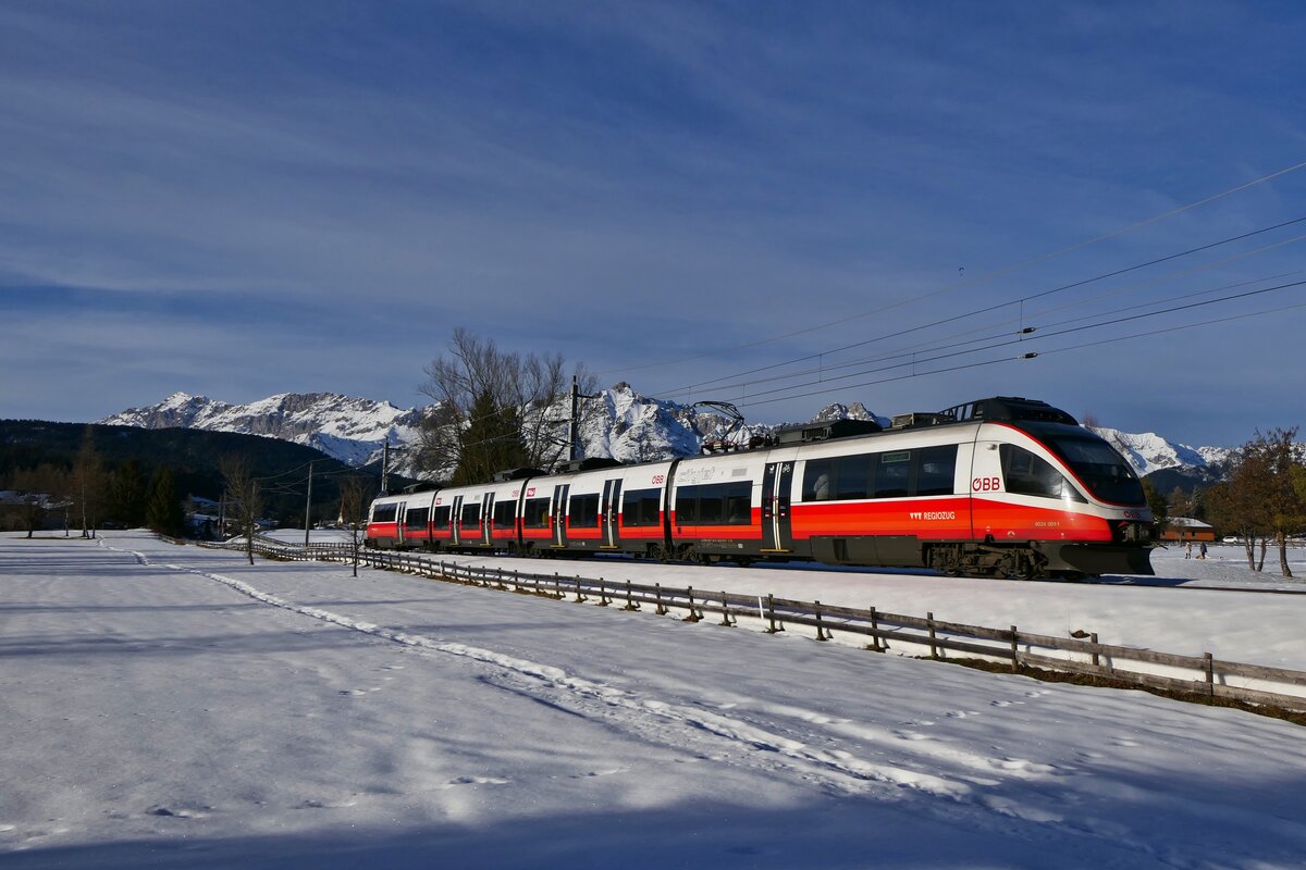 4024 001-1 als S 5454 (Innsbruck Hbf - Scharnitz) kurz vor Seefeld in Tirol, 27.12.2023.