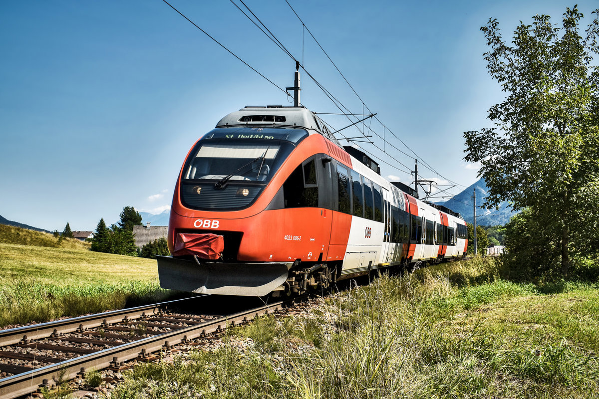 4024 006-2 fährt als S2 4320 (Rosenbach - Villach Hbf - Feldkirchen in Kärnten - St. Veit a. d. Glan), bei Schlatten, nahe Rosenbach vorüber.
Aufgenommen am 28.8.2018.