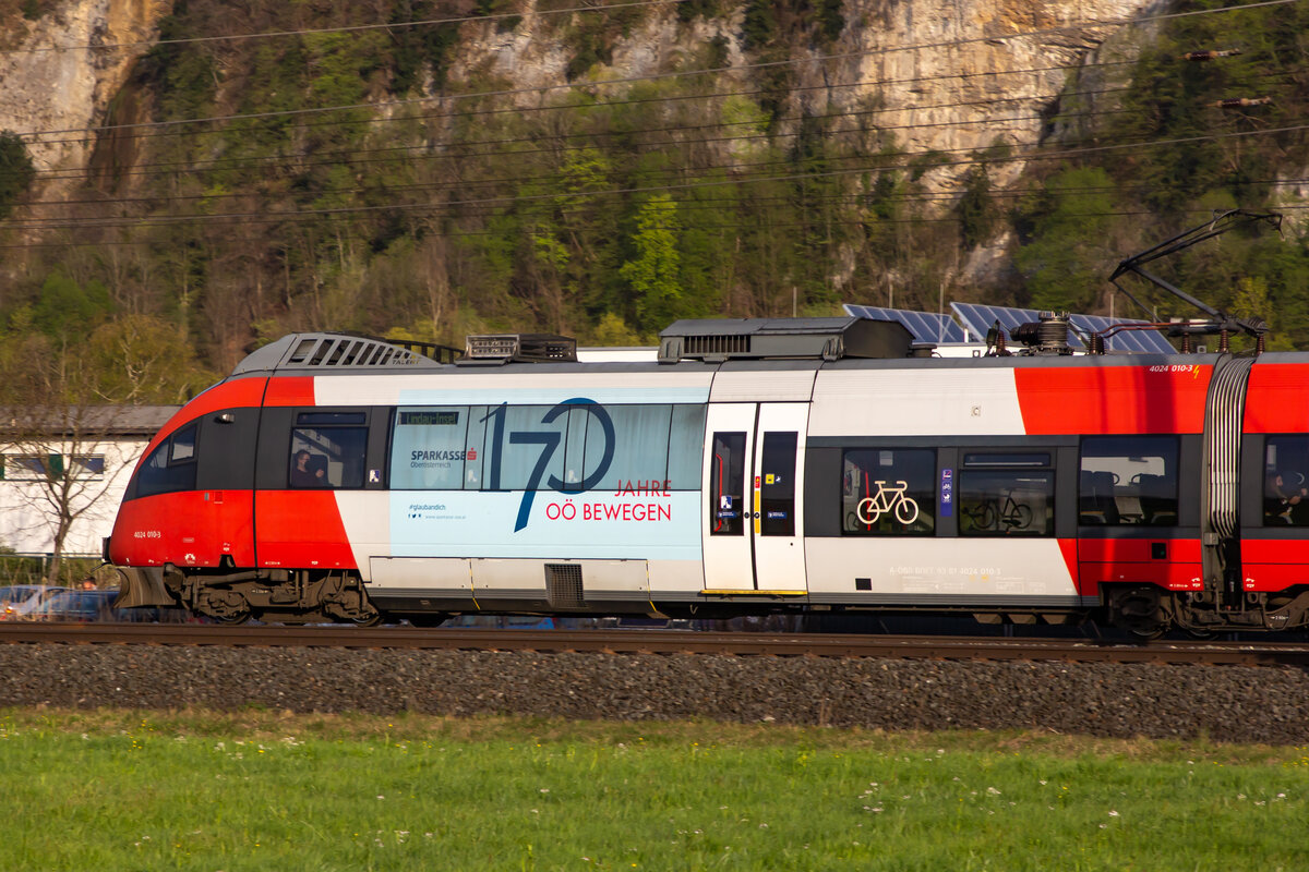 4024 010-3 mit der Jubiläumsbeklebung der Sparkasse Niederösterreich bei Hohenems. 13.4.22