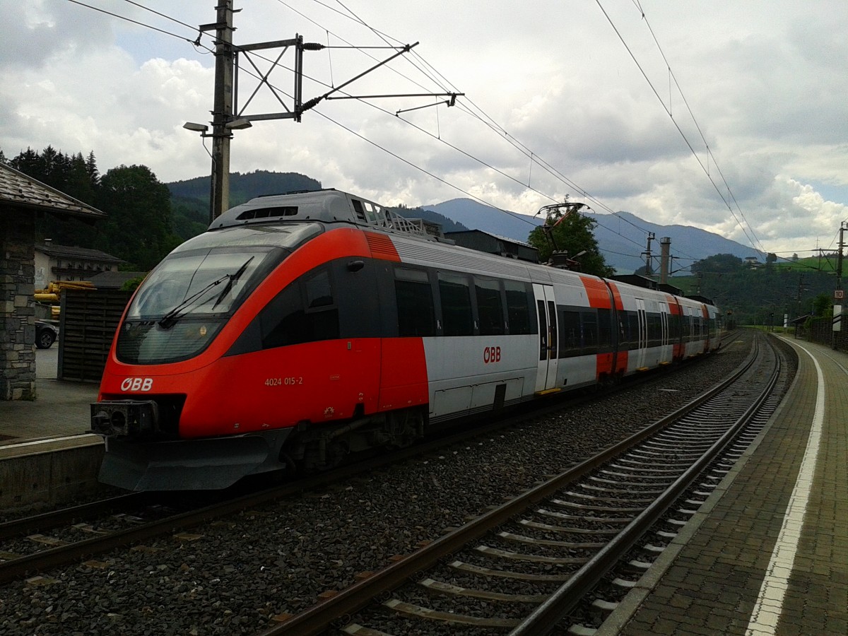 4024 015-2 als S3 5071 (Schwarzach-St. Veit - Bad Reichenhall Hbf) am 28.6.2015 beim Halt in Pfarrwerfen.