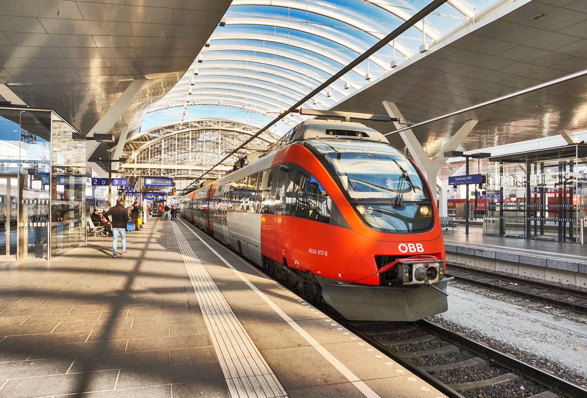 4024 017-8 fährt als REX 3010 (Linz - Salzburg Taxham Europark) in Salzburg Hbf ein.
Aufgenommen am 10.12.2016.