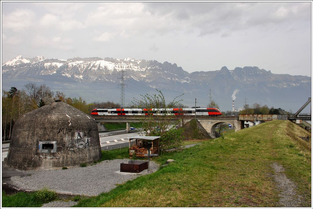 4024 023-6 als R5715 von Buchs SG nach Feldkirch bei der Grenzbrücke zum Fürstentum Liechtenstein nicht weit vom Bahnhof Buchs SG. (05.04.2016)