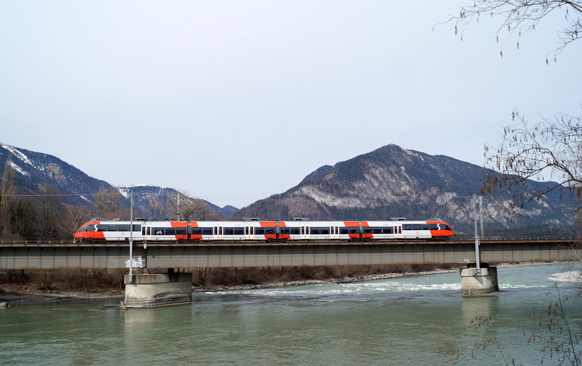 4024 025 als REX 5347 (Brennero/Brenner - Kufstein) bei Brixlegg auf der Innbrücke, 09.03.2019.