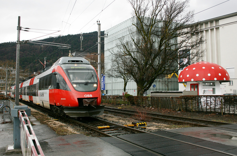4024 029 erreicht aus Richtung Lindau kommend den Bregenzer Hbf.
Man beachte den wunderschönen Milchpilz-Kiosk neben der Strecke.
Aufnahmedatum: 21. März 2010