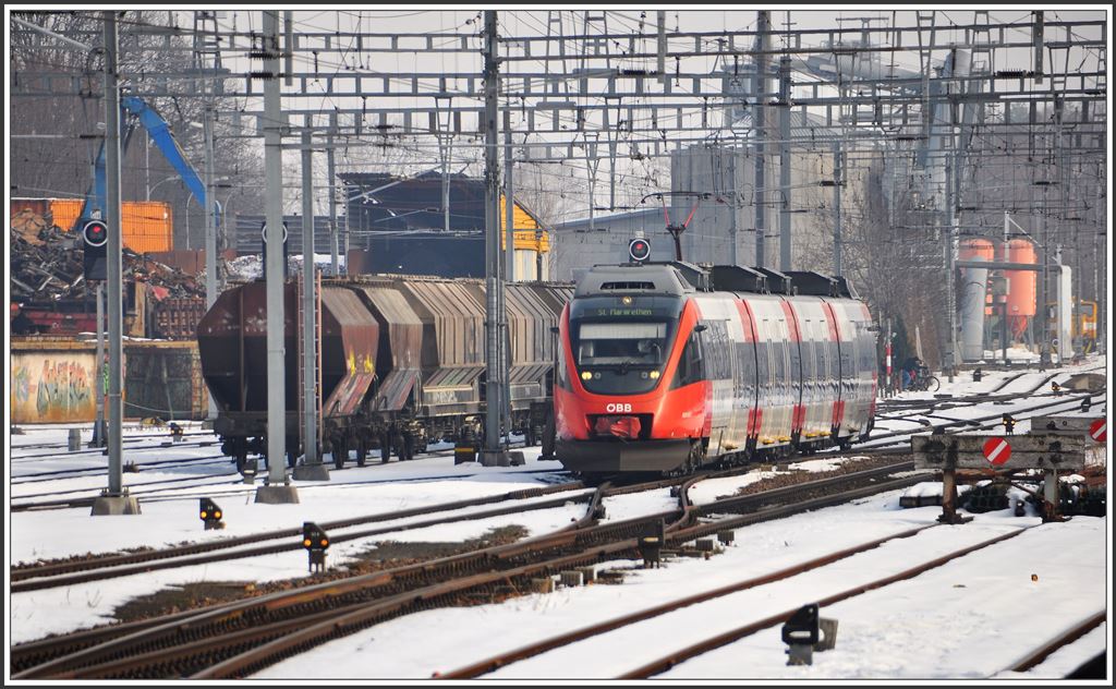 4024 032-7 als S3 5767 aus Bregenz erreicht St.Margrethen. (11.02.2015)