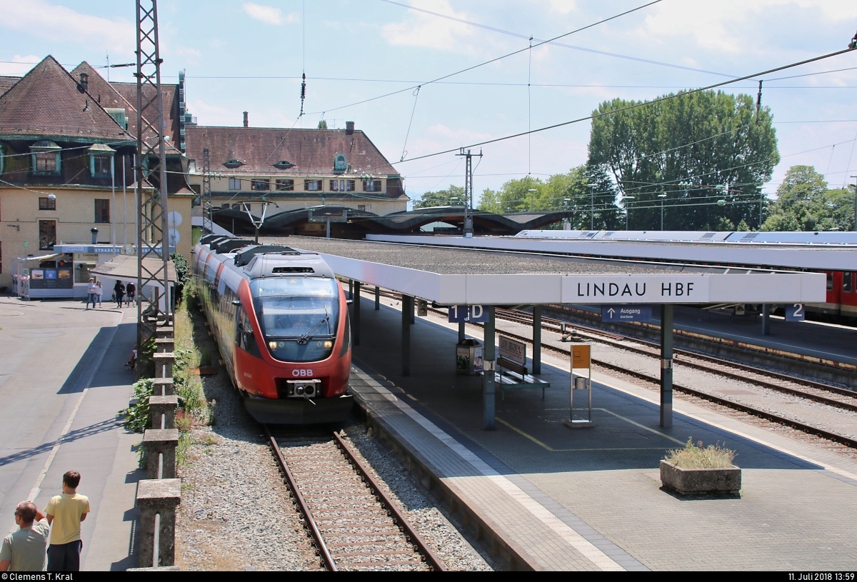 4024 034-3 (Bombardier Talent) der S-Bahn Vorarlberg (ÖBB) nach Bludenz (A) steht in seinem Startbahnhof Lindau Hbf auf Gleis 1.
Aufgenommen vom Zugang zu einer Fußgängerbrücke.
[11.7.2018 | 13:59 Uhr]