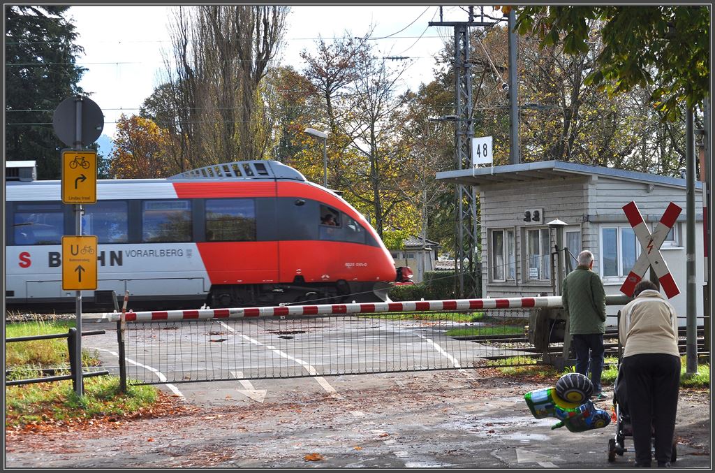 4024 035-0 passiert den Barrierenposten 48 am Aeschacher Ufer kurz vor dem Seedamm in Lindau. (05.11.2013)