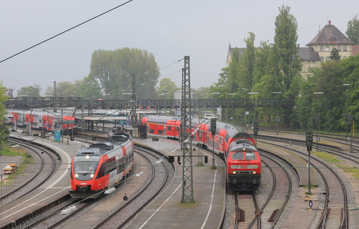 4024 042 als S-Bahn nach St. Magrethen am 08.05.2017 bei der Ausfahrt in Lindau Hbf. Zeitgleich verlässt auch 218 409 mit IRE nach Stuttgart den Inselbahnhof. 