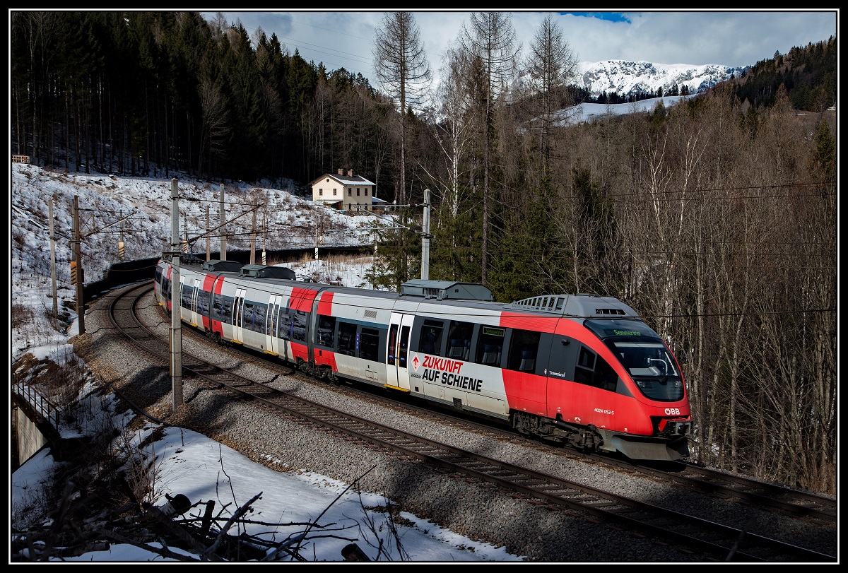 4024 052 zwischen Breitenstein und Semmering am 8.03.2018. Im Hintergrund ist das Ghega-Museum zu sehen.