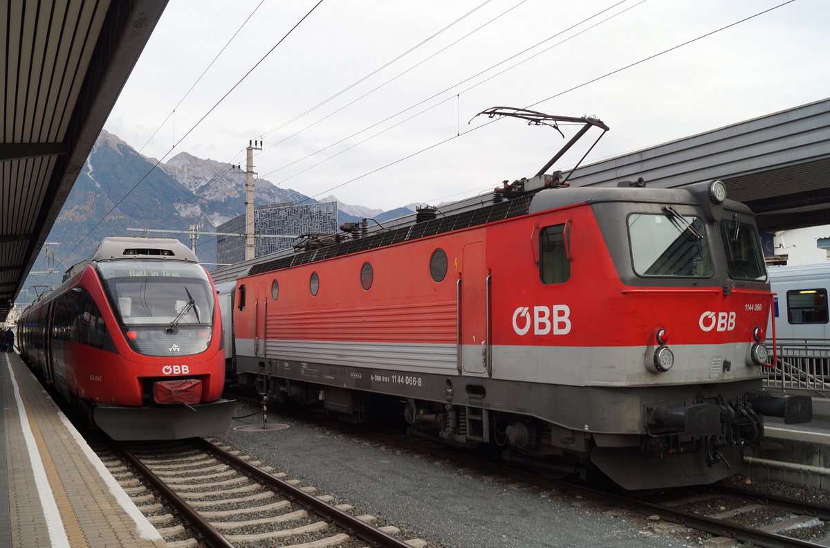 4024 058-2 ist als S3 5247 (Steinach in Tirol - Hall in Tirol) in Innsbruck Hbf auf Gleis 5 eingetroffen, während nebendran 1144 066-8 mit dem REX 5337 nach Wörgl Hbf auf die Abfahrt wartet. 09.11.2018.