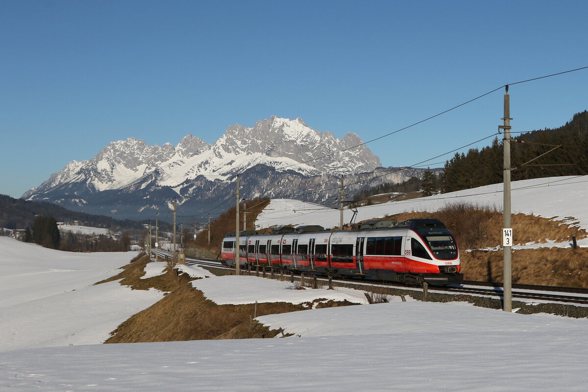 4024 069 aus Wörgl kommend am 15. Februar 2023 bei Fieberbrunn/Tirol.