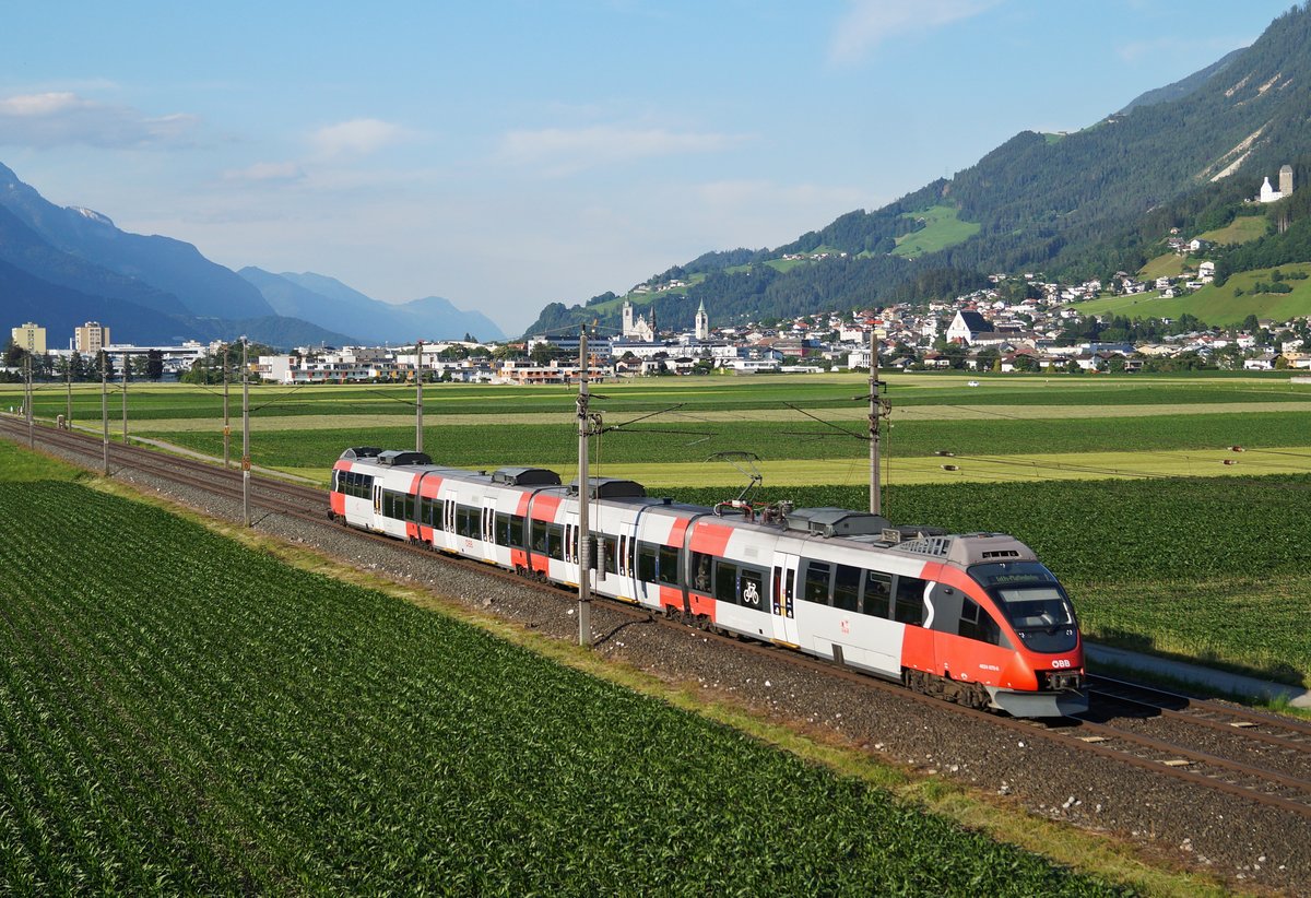4024 075-6 als S1 von Kufstein nach Zirl am Abend des 24.06.2020 bei Vomp. Wegen Bauarbeiten verkehrte die Leistung nicht wie üblich bis Telfs-Pfaffenhofen.