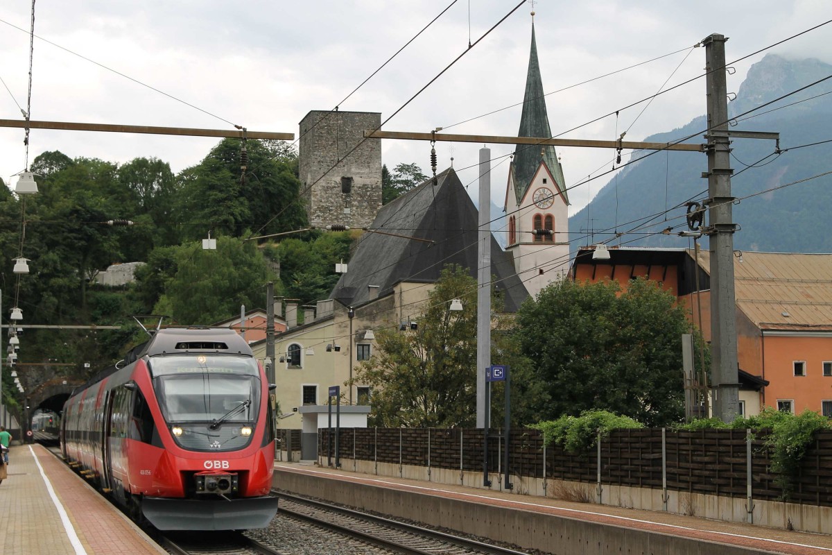 4024 075-6 mit S-Bahn 1 Wrgl Hauptbahnhof-Telfs-Pfaffenhofen auf Bahnhof Rattenberg-Kramsach am 29-7-2013.