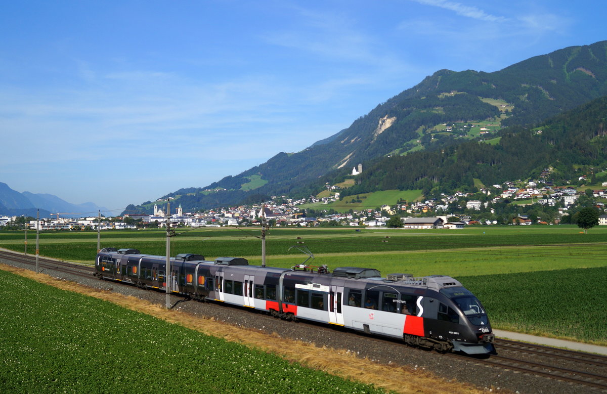 4024 085-5, der nach der Entfernung eines großflächigen Graffitis ein besonderes Erscheinungsbild aufweist, lässt als S 5166 (Jenbach - Ötztal) die Stadt Schwaz hinter sich, 25.06.2019.