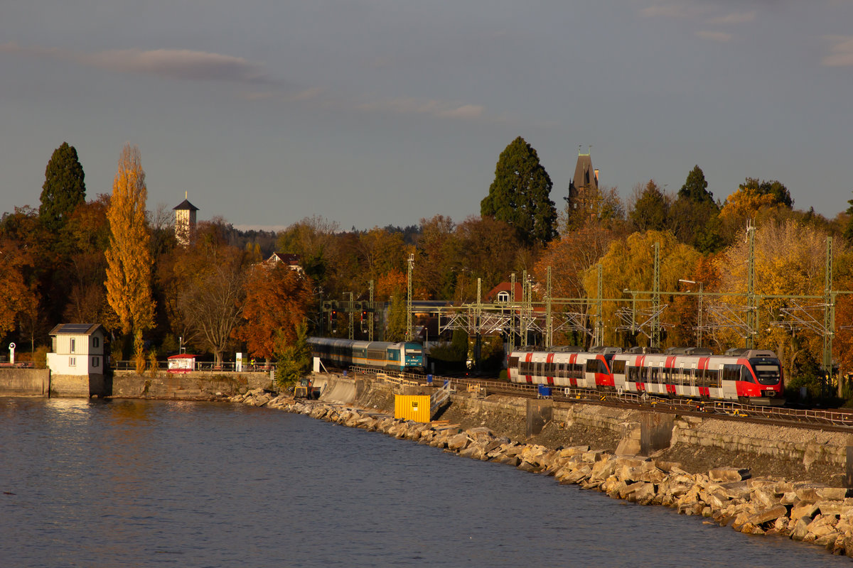 4024 089-7 aus Vorarlberg kommend mit dem Alex (223 067) aus dem Allgäu. Lindau Bahndamm. 30.10.20