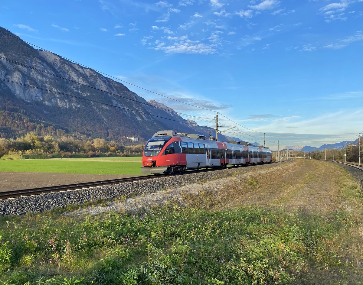 4024 090-5 war am 02.11.2020 für die S-Bahn 5122 von Kufstein nach Telfs-Pfaffenhofen eingeteilt und konnte dabei im herbstlichen Spätnachmittagslicht in der Haltestelle Stans bei Schwaz angetroffen werden. Ab Fahrplanwechsel kommt es in Tirol zur Umstrukturierung der S-Bahn-Liniennummern, weshalb dieser Kurs dann nicht mehr als  S1  fahren wird.