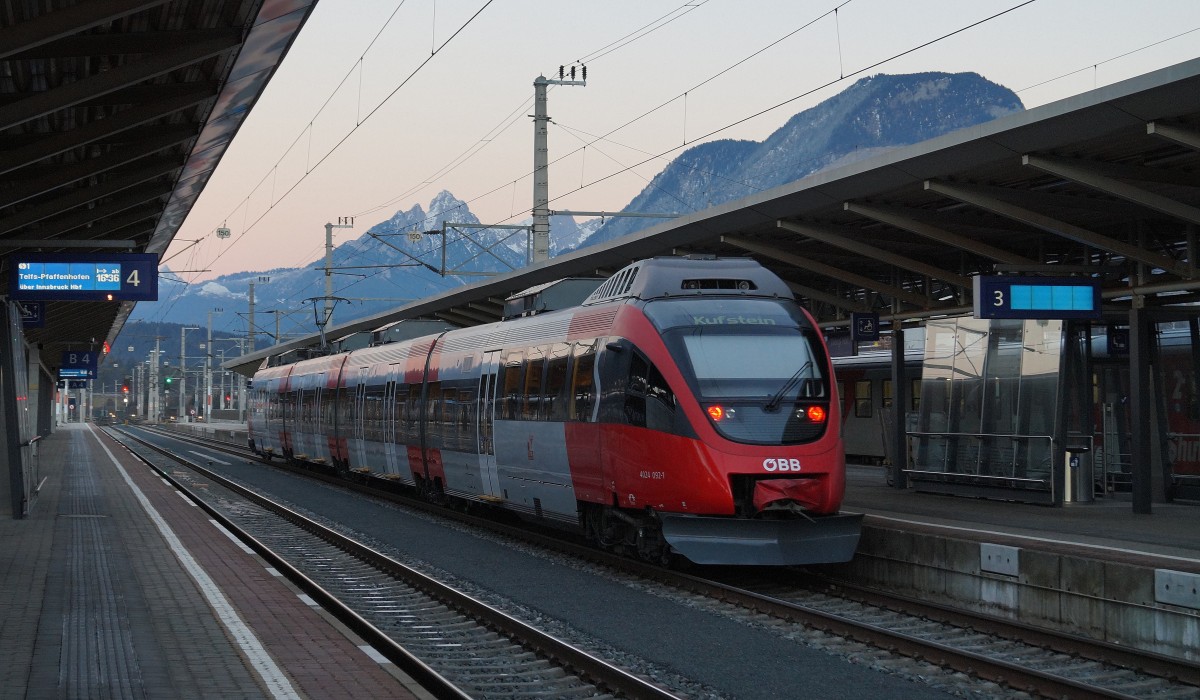 4024 092-1 verlässt als S1 nach Kufstein um 16:28 pünktlich am 27. Dezember 2013 den Hauptbahnhof von Wörgl.