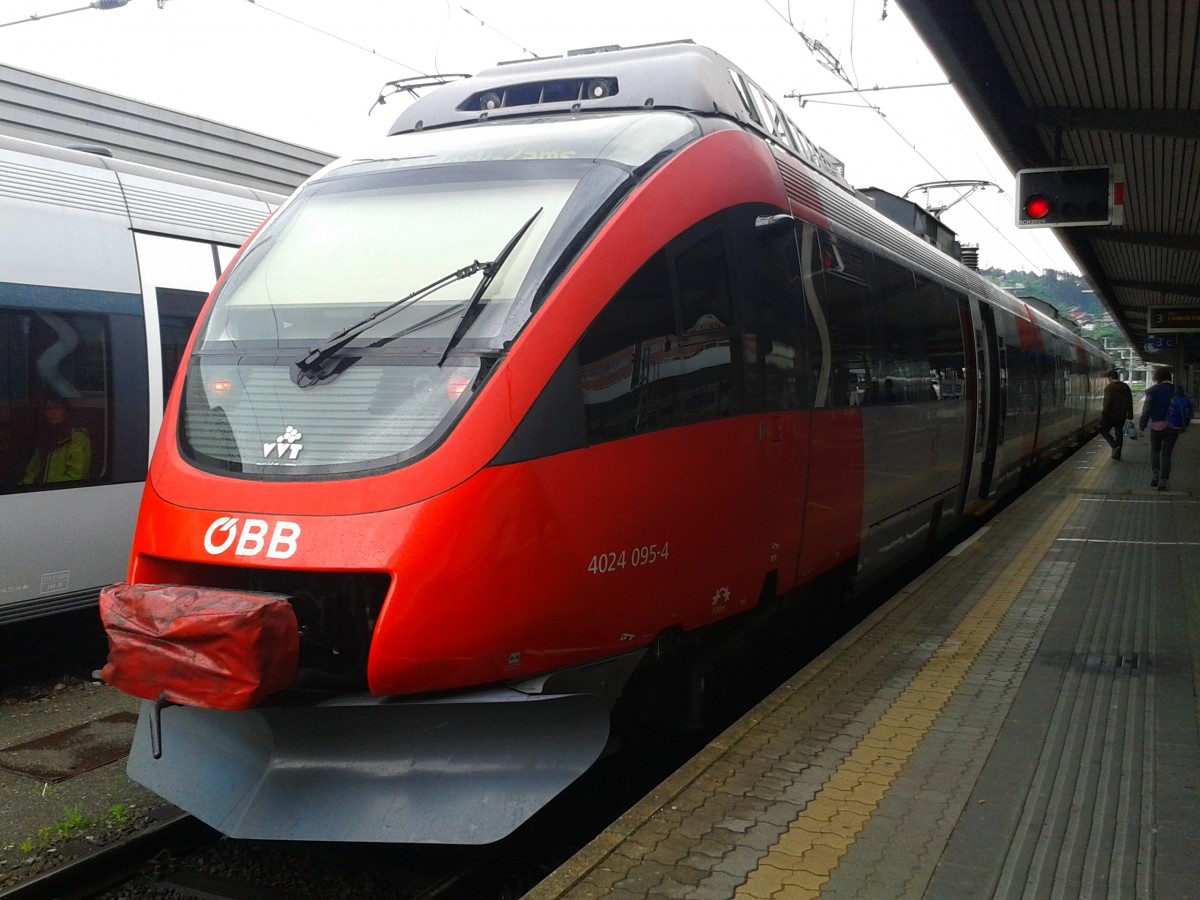 4024 095-4 als REX 5388 (Innsbruck Hbf - Landeck-Zams) am 15.5.2015 vor der Abfahrt in Innsbruck Hbf.